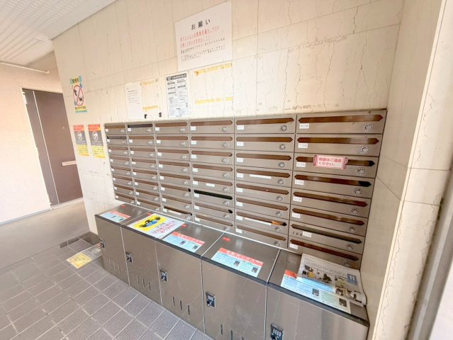 ロビーにある各部屋毎のメールボックス。 