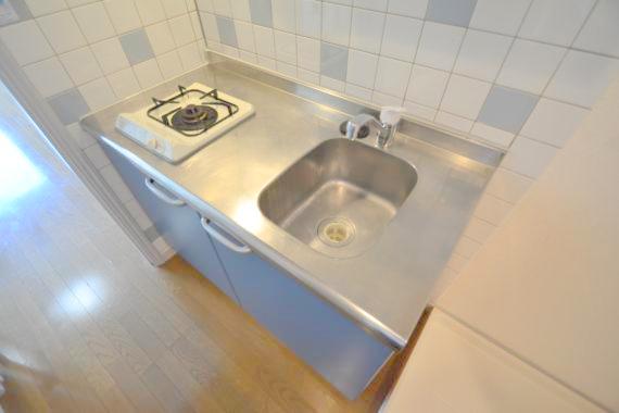 ピカピカのミニキッチンです。お料理が楽しくなりますね。 