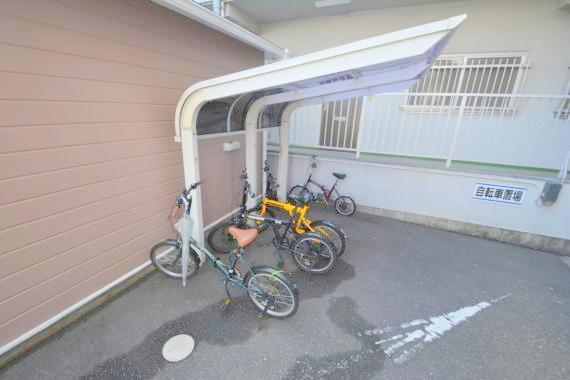 敷地内にある駐輪場。雨の日にはうれしい屋根つきです。 