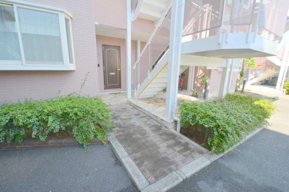 広々としていて、落ち着いた雰囲気のエントランス。 