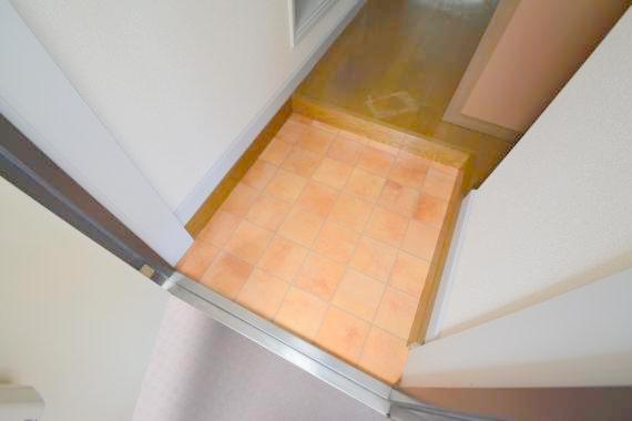 玄関に入るとお部屋まで一直線、明るい光が差し込みます。 