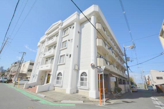 存在感のある外観は落ちついた色合いで、堂々としていますね。 