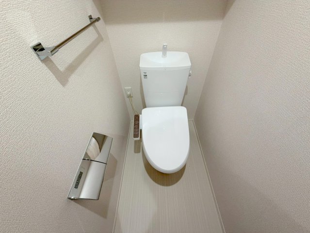 綺麗なトイレにはウォシュレット標準装備です。 