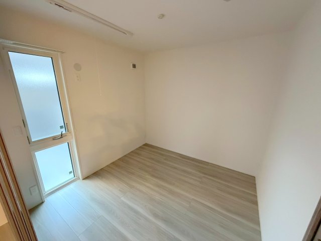 落ち着いた雰囲気のこのお部屋でゆっくりお休みください。 