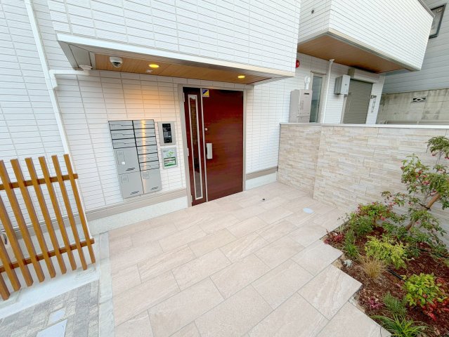 オシャレなエントランスは安心のオートロック付きです。  