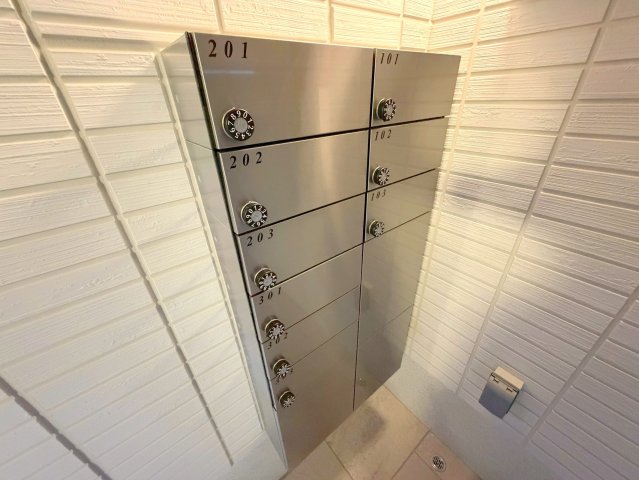 ロビーにある各部屋毎のメールボックス。 