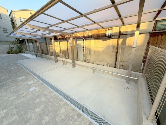 敷地内には入居者専用の駐輪スペースもあります。 