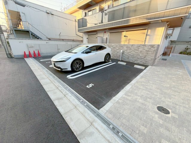 駐車のしやすい広めの駐車場です。 