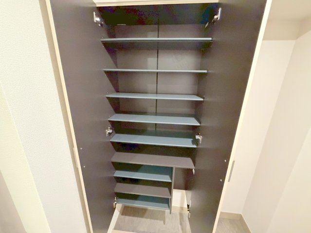 大きいシューズボックスは靴がいっぱい入れれますね。 