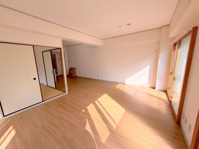 明るく広々としたリビングです。 