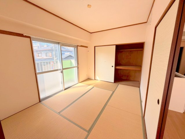 畳の心地よい香りがします、このお部屋で癒されてください。 