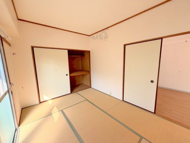 落ち着いた雰囲気のこのお部屋でゆっくりお休みください。 