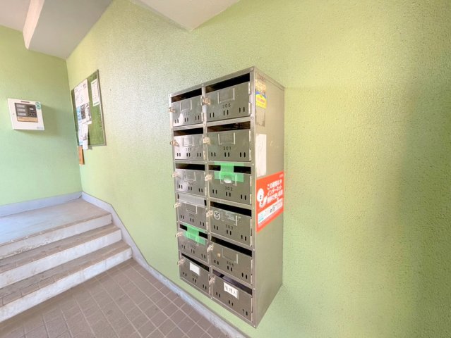 ロビーにある各部屋毎のメールボックス。 