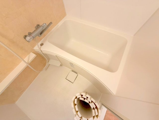 広めのお風呂は一日の疲れを癒してくれます。 