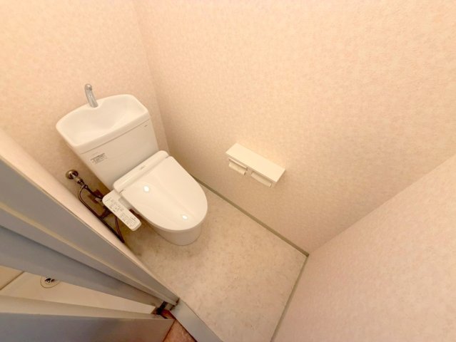 綺麗なトイレにはウォシュレット標準装備です。 