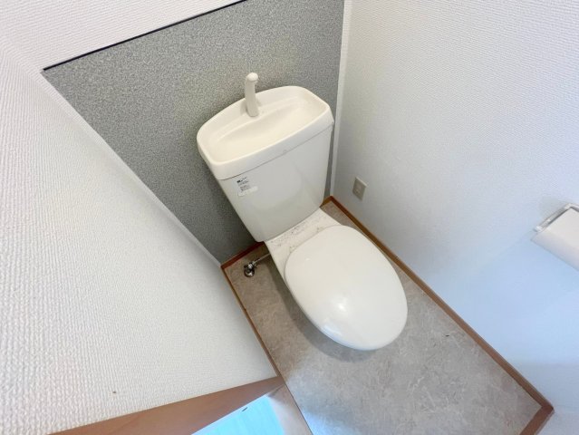 スタンダードなトイレは清潔感があってずっと居たくなりますね。。 