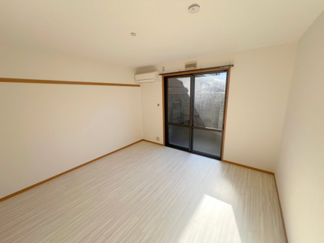 窓が大きいので圧迫感がありません。日光浴が日課になりそう。 