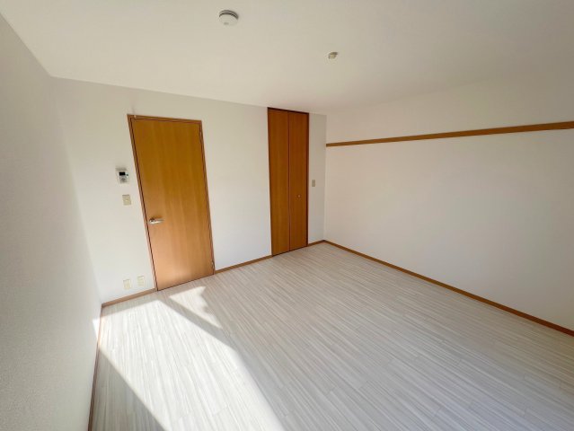落ち着いた雰囲気のこのお部屋でゆっくりお休みください。 