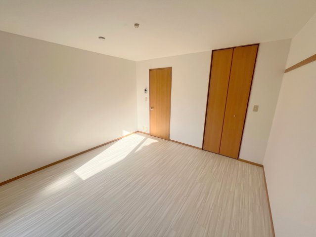 朝には心地よい光が差し込む、このお部屋でお休みください。 