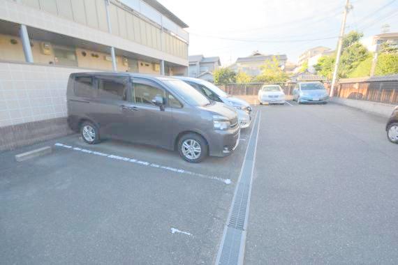 敷地内にある駐車場。愛車がすぐ近くに置けると安心ですよね。 
