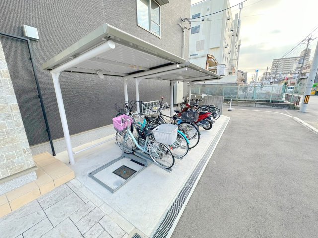 敷地内にある駐輪場。雨の日にはうれしい屋根つきです。 