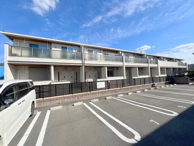 駐車のしやすい広めの駐車場です。 