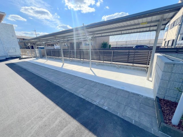 敷地内には入居者専用の駐輪スペースもあります。 