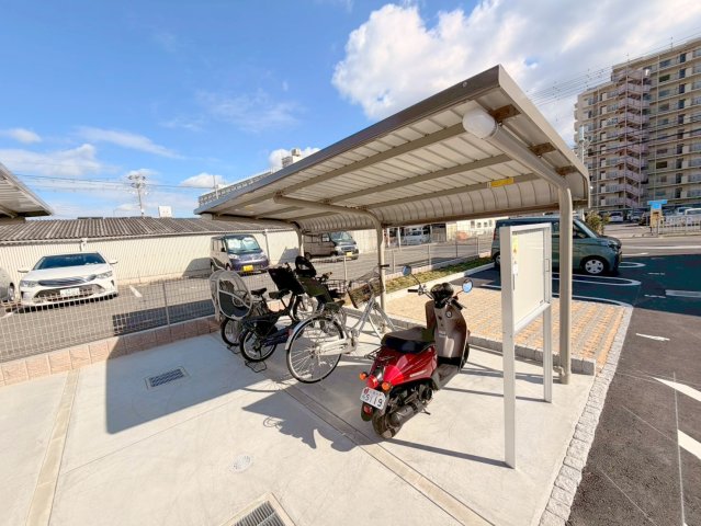 敷地内には入居者専用の駐輪スペースもあります。 