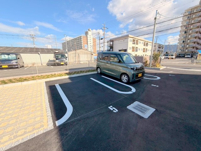 駐車のしやすい広めの駐車場です。 