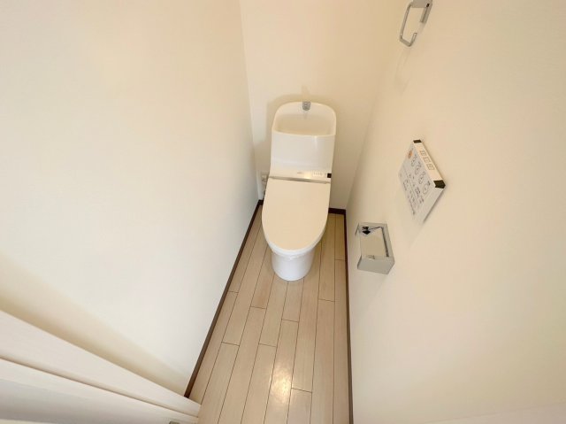 綺麗なトイレにはウォシュレット標準装備です。 
