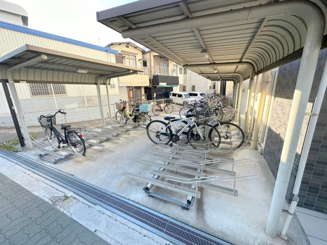 敷地内には入居者専用の駐輪スペースもあります。 