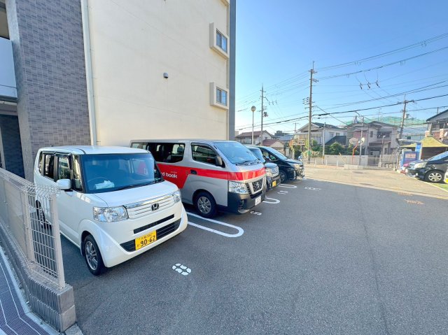駐車のしやすい広めの駐車場です。 