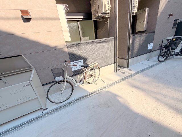 敷地内には入居者専用の駐輪スペースもあります。 