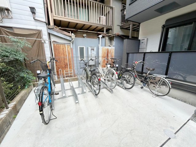 敷地内には入居者専用の駐輪スペースもあります。 