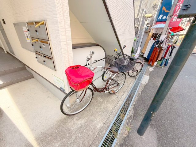 敷地内には入居者専用の駐輪スペースもあります。 