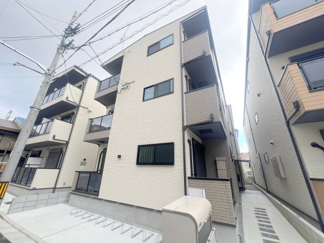 閑静な住宅地にある、落ちついた色合いのキレイな建物です。 