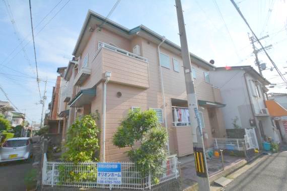 落ち着いた色合いの綺麗なマンションです。 