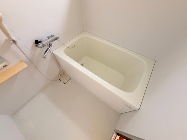 広めのお風呂は一日の疲れを癒してくれます。 