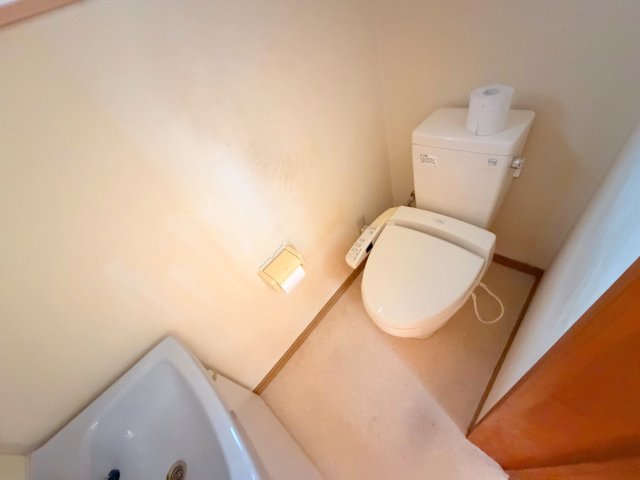 綺麗なトイレにはウォシュレット標準装備です。 