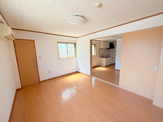 落ち着いた雰囲気のこのお部屋でゆっくりお休みください。 