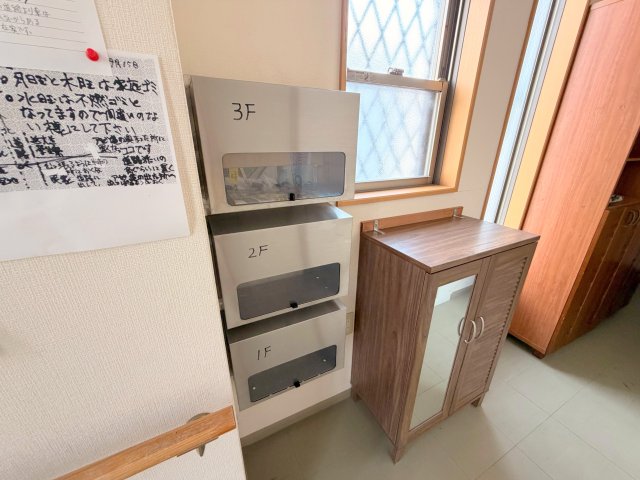 ロビーにある各部屋毎のメールボックス。 