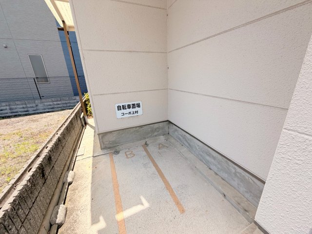 敷地内には入居者専用の駐輪スペースもあります。 