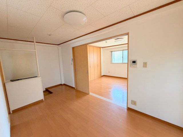 シンプルなデザインのリビングは家具が置きやすいです。 
