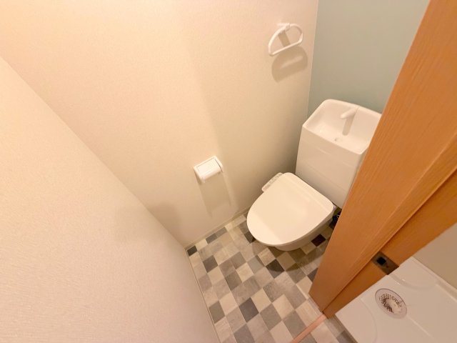 綺麗なトイレにはウォシュレット標準装備です。 