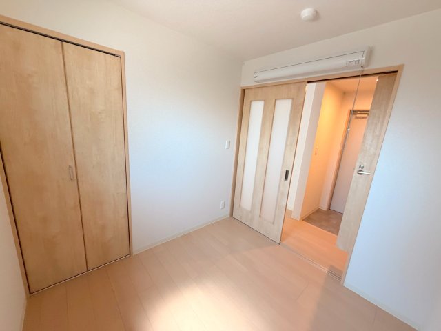 落ち着いた雰囲気のこのお部屋でゆっくりお休みください。 
