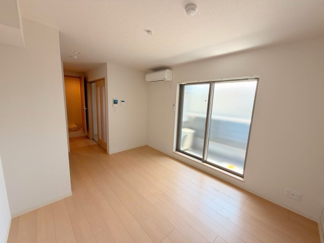 明るく広々としたリビングです。 