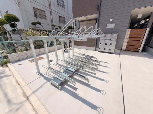 敷地内には入居者専用の駐輪スペースもあります。 