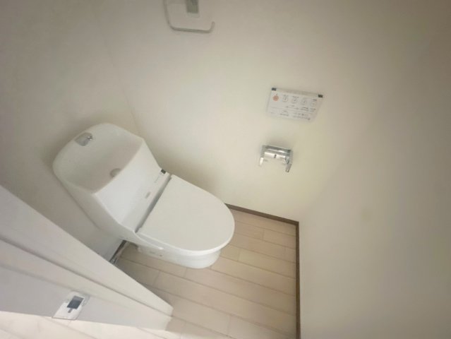 綺麗なトイレにはウォシュレット標準装備です。 