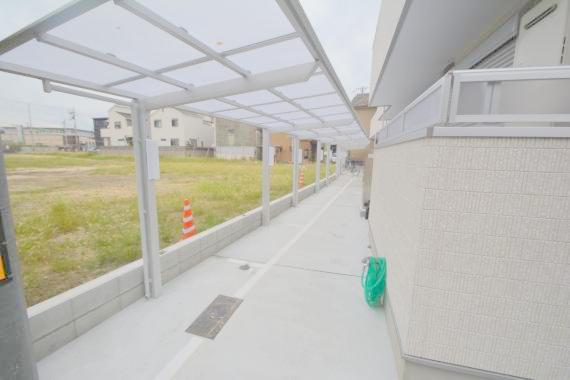 敷地内にある駐輪場。雨の日にはうれしい屋根つきです。 