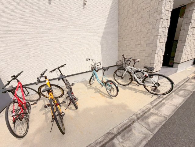 敷地内には入居者専用の駐輪スペースもあります。 